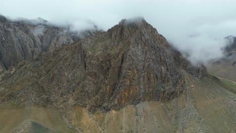 Atemberaubende-Luftaufnahme-Der-Wunderschönen-Berge-In-Afghanistan,-Die-Ihre-Natürliche-Pracht-Und-Ruhige-Umgebung,-Bergnatur,-Friedliche-Natur-Zur-Schau-Stellt