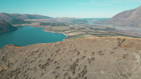 Caminata-Por-Una-Pintoresca-Montaña-De-Nueva-Zelanda-Con-Drones-Volando-En-Círculos