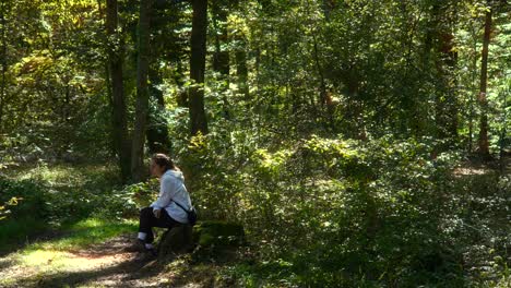 Mujer-Solitaria-Reflexionando-Sobre-La-Meditación-En-El-Bosque,-Naturaleza-Triste-Pensando-Descansando