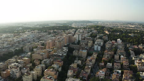 Vista-Aérea-Panorámica-Sobre-El-Histórico-Barrio-De-Trastevere,-Roma,-Italia,-Con-Vistas-Panorámicas-Al-Horizonte-Al-Atardecer