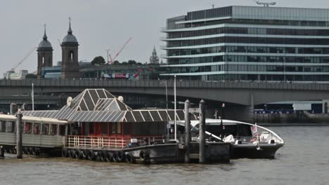 Barco-Uber-Llegando-Al-Muelle-De-La-Ciudad-De-London-Bridge,-Reino-Unido