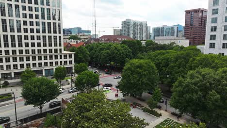 Tráfico-En-Calles-Con-Edificios-De-Oficinas-En-El-Centro-De-La-Ciudad-De-Atlanta,-Georgia