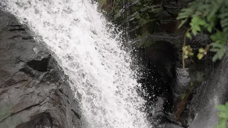 Mächtige-Wasserfälle-Auf-Hohen-Klippen,-Nahaufnahme