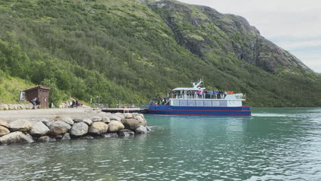 Touristen-Verlassen-Ein-Boot,-Um-Eine-Wanderung-In-Den-Norwegischen-Bergen-Zu-Unternehmen