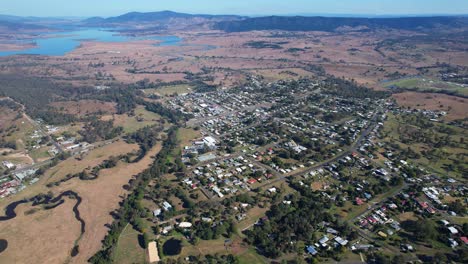 Landschaft-Der-Stadt-Kilcoy-In-Der-Region-Somerset,-Queensland,-Australien---Drohnenpanorama