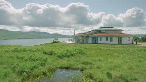 Kranaufnahme-Zeigt-Schottisches-Haus-In-üppiger-Landschaft-Mit-Blick-Auf-Den-Sound-Of-Mull