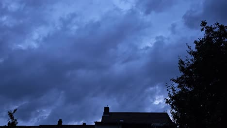 Statische-Zeitrafferaufnahme-Des-Bewölkten-Himmels-In-Der-Dämmerung