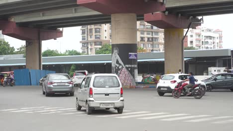 Many-different-vehicles-like-four-wheel-bikes,-rickshaws,-trucks,-city-buses-are-going