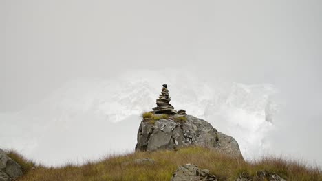 Fondo-De-Meditación-Con-Piedras-En-Equilibrio-Y-Espacio-Para-Copiar,-Arte-De-Meditar-Con-Piedras-En-Equilibrio-En-Montañas-Brumosas,-Fondo-De-Meditación-Minimalista-Con-Espacio-Para-Copiar-Texto