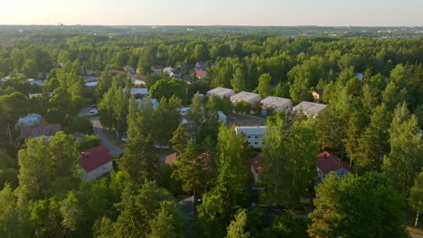 Drohne-Fliegt-Durch-Ein-Modernes-Viertel,-Sommertag-Im-Nordwesten-Von-Helsinki