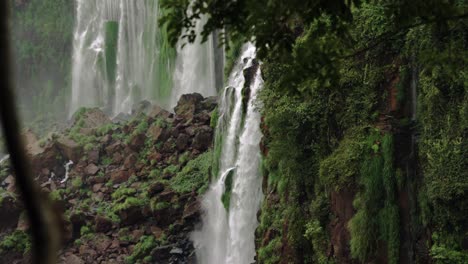 Potentes-Cascadas-De-Gran-Altura-En-Medio-Del-Bosque