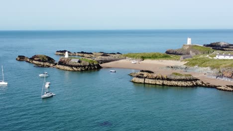 Ynys-Llanddwyn,-Friedlicher-Walisischer-Inselstrand-Mit-Touristenyachten,-Die-Vor-Anker-Liegen,-Luftaufnahme