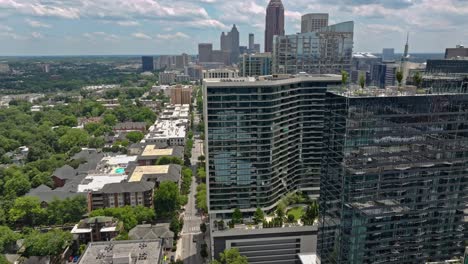 Condominios-De-Lujo-Con-Fachada-De-Vidrio-En-La-Ciudad-De-Georgia,-Atlanta,-EE.-UU.