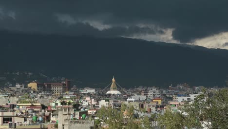 Estupa-Boudhanath-En-Katmandú,-Nepal,-Famoso-Y-Popular-Sitio-Religioso-Budista-Bajo-Un-Espectacular-Cielo-Tormentoso-Y-Nubes-En-El-Paisaje-Urbano-En-Este-Icónico-Destino-Turístico-Y-Atracción-Turística