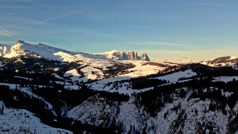 Atemberaubende-Drohnenaufnahmen-Der-Dolomiten-Bei-Sonnenaufgang,-Mit-Schneebedeckten-Gipfeln-Und-Tälern,-Die-Vom-Frühen-Morgenlicht-Beleuchtet-Werden