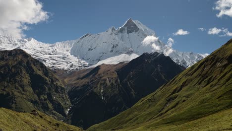 Paisaje-De-Las-Montañas-Del-Himalaya-En-Nepal-Con-Montañas-Cubiertas-De-Nieve-Y-Cielo-Azul-En-Un-Día-Soleado-Con-Gran-Cumbre-Nevada-En-Invierno-En-Nepal