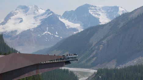 Visitors-enjoying-scenic-view-from-Icefield-Skywalk-in-Canada-National-Park