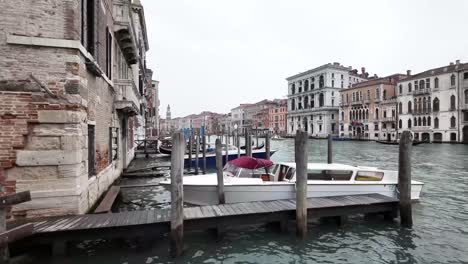 Toma-En-Perspectiva-De-La-Famosa-Venecia-Italiana-Con-Antiguas-Casas-Venecianas-Sobre-El-Gran-Canal,-Góndolas-Y-Gondoleros,-Barcos-A-Motor