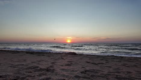 Erleben-Sie-Einen-Atemberaubenden-Sonnenuntergang-über-Dem-Asowschen-Meer,-Der-Leuchtende-Farben-über-Den-Himmel-Wirft-Und-Sich-In-Den-Sanften-Wellen-Der-Krimküste-Spiegelt