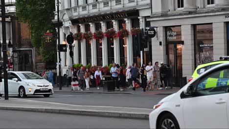 Policía-Conduciendo-Por-El-Puente-De-Londres,-Reino-Unido