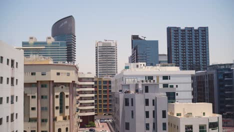 Toma-Panorámica-De-Edificios-Residenciales-Y-Apartamentos-En-La-Zona-De-Bur-Dubai,-Emiratos-Árabes-Unidos