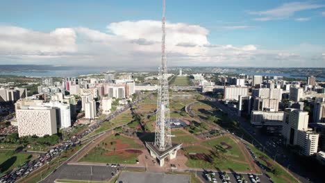 Vista-Aérea-De-La-Torre-De-Televisión-En-El-Centro-De-Brasilia.