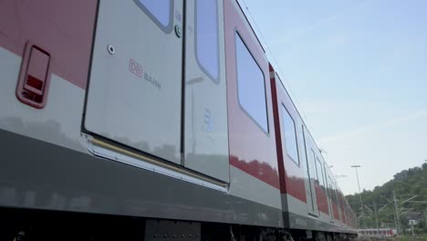 Nahaufnahme-Eines-Zuges-Der-Deutschen-Bahn-Mit-Seinem-Design-Und-Logo