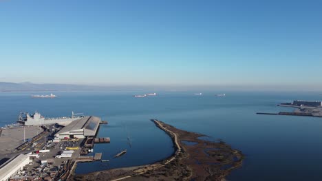 Roaming-aerial-view-that-captures-parts-of-Heron's-Head-Park-in-San-Francisco