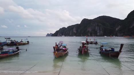 Un-Barco-De-Cola-Larga-Cerca-Del-Muelle-De-Tonsai