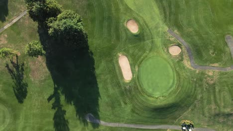 Luftaufnahmen-Von-Einem-Golfplatz,-Teich-Zeigen-Aufnahme-Bei