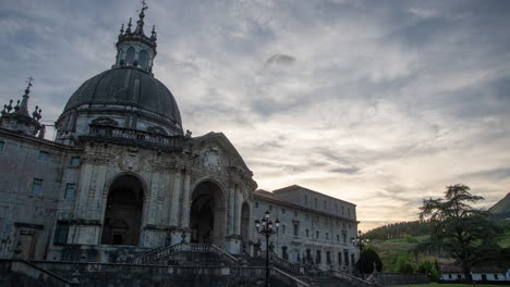 Großer-Filmischer-Winkel-Der-Wolken-Und-Des-Himmels-In-Der-Basilika-Santuario-De-Loiola-In-Spanien