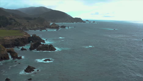 Aerial-drone-shot-of-the-Bixby-Creek-Bridge-in-Monterey,-California,-USA