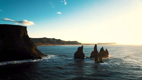 Toma-Aérea-Con-Dron-De-La-Espectacular-Costa-De-Una-Playa-De-Arena-Negra-En-Islandia