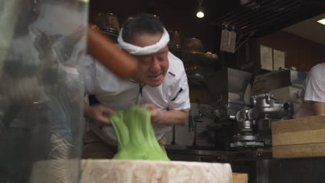 Mitsuo-Nakatani-Bearbeitet-Eine-Ladung-Mochi-Als-Teil-Der-Traditionellen-Mochitsuki-Stampfmethode-Im-Nakatanidou-Mochi-Laden-In-Nara,-Japan,-Mittlere-Spur