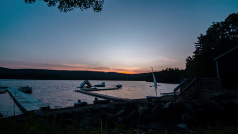 Sonnenuntergang-Mit-Blick-Auf-Den-See,-Teich,-Hafen-Mit-Anlegestelle-Und-Booten-Im-Zeitraffer