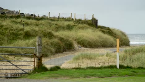 Schwenk-über-Einen-Schottischen-Friedhof-Zur-Küste-Von-Lewis-Island-Auf-Den-Äußeren-Hebriden