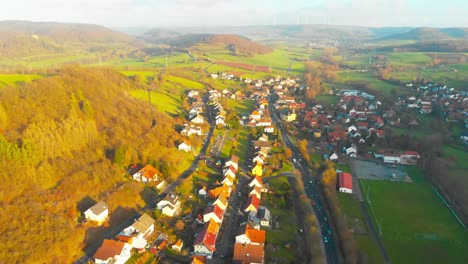 Vuelo-De-Drones-Sobre-Un-Pequeño-Pueblo-Rural-En-Alemania