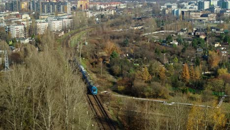 Fahrt-Mit-Dem-Personenzug-Auf-Einer-Stadtansicht---Luftaufnahme