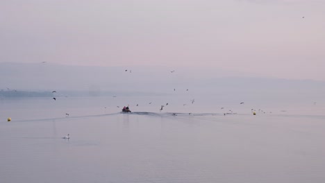 Los-Pescadores-Salen-A-Recoger-Las-Capturas-De-Las-Nasas