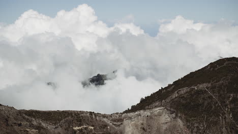 Pico-Del-Volcán-Irazu-Sobre-Nubes-Blancas,-Parque-Nacional,-Costa-Rica