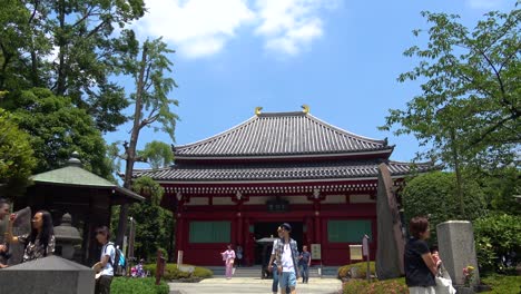 People-walking-and-pray-in-temple