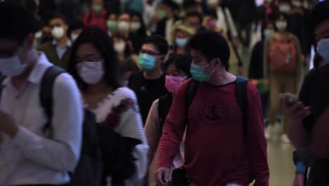 Hong-Kong,-China---20-De-Marzo-De-2020:-Cámara-Lenta-De-Una-Multitud-De-Personas-Con-Mascarillas-Médicas-En-El-Metro-De-Hong-Kong