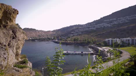 Vista-Panorámica-Del-Establecimiento,-Vista-Superior-De-Villas-De-Lujo-Y-La-Playa-Bajo-Un-Cielo-Despejado