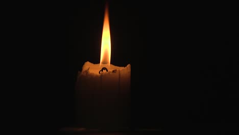 Candle-burning-in-the-dark