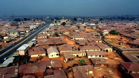 Die-Braunen,-Verrosteten-Blechdächer-Der-Stadt-Ogbomosho,-Nigeria---Luftaufnahme