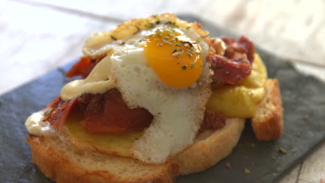 4k-Spanisches-Tapa-Gericht,-Das-Sich-Von-Links-Nach-Rechts-Bewegt,-Toast-Mit-Kartoffeln,-Ente,-Würziger-Mayo-Und-Wachtelei,-Traditionelles-Essen-In-Spanien