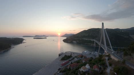 Imágenes-Aéreas-Tomadas-Con-Un-Dron-Del-Amanecer-En-El-Puerto-De-Luka-Gruz-Y-La-Vista-Del-Puente-Franjo-Tudjman,-Croacia