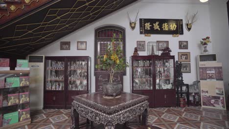 Aufsteigende-Aufnahme-Traditioneller-Asiatischer-Tische-Und-Möbel-Im-Penang-Museum