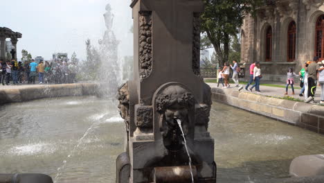 Primer-Plano-De-La-Fuente-En-El-Castillo-De-Chapultepec-En-La-Ciudad-De-México