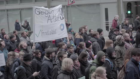 Gruppe-Von-Menschen-Demonstrieren-Gegen-Artikel-13,-Mit-Einem-Schild-Mit-Der-Aufschrift-&quot;gegen-Artikel-13